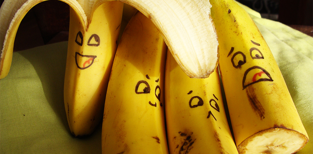 Сколько весит банан без кожуры в среднем. Банан японский. Два банана в одной кожуре. Банан велик а кожура еще больше. Профессор бананов.